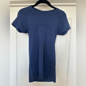 Lululemon Swiftly Tech Short Sleeve Shirt size 4 Navy Blue